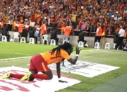 开云棋牌官网-AC米兰轻取曼城，莱万乌龙送礼法甲