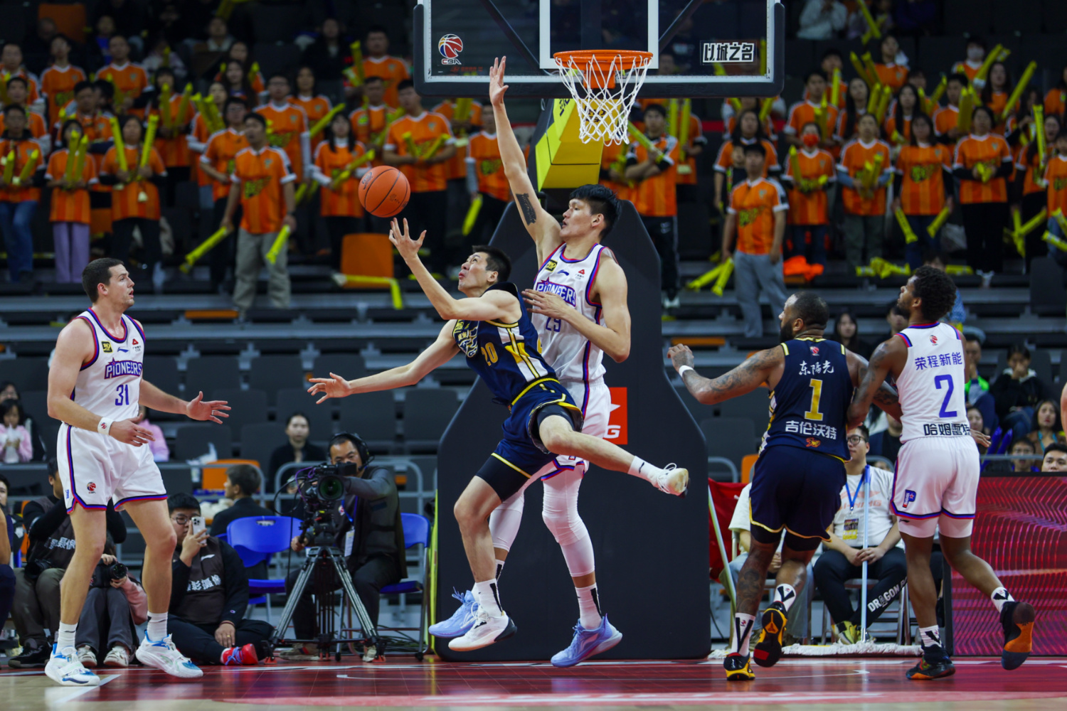 球队准备迎接紧张的篮球赛事，力争冲上巅峰的简单介绍