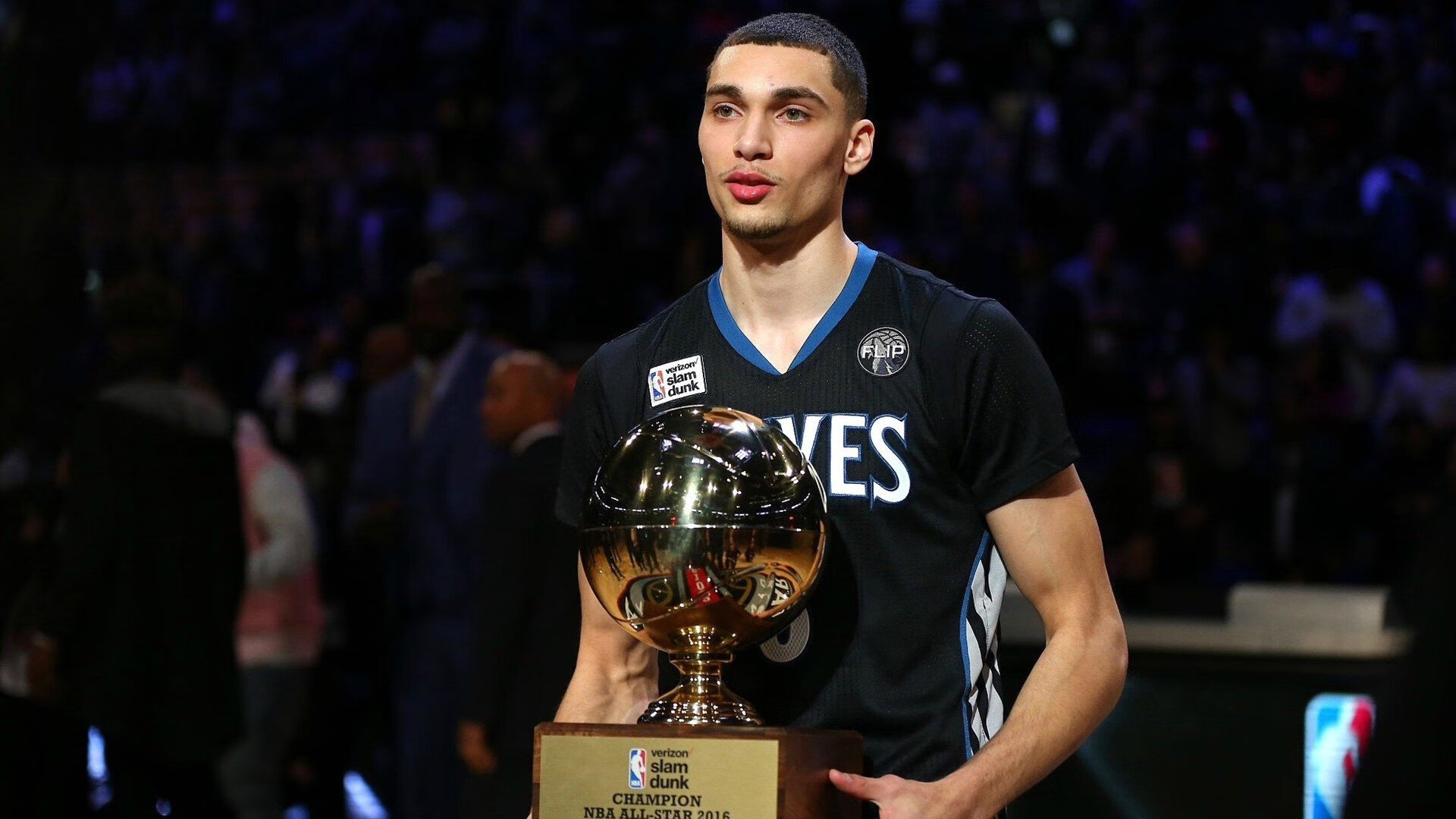 东瀛之光闪耀北美,三笘薰NBA季后赛之夜完美演出征服全场