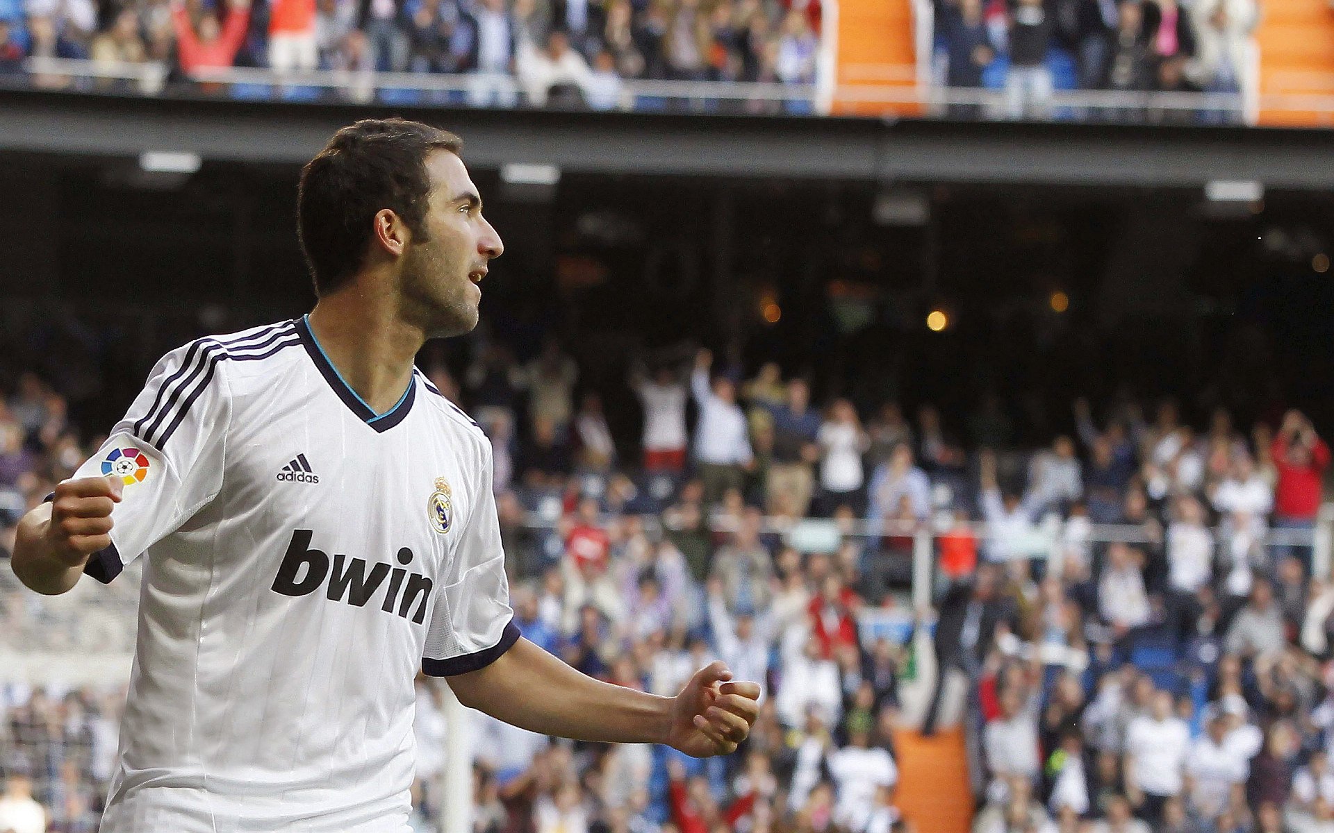 赛道风暴,阿斯顿马丁横扫哈斯,皮亚斯特里状态火热预示新王崛起?