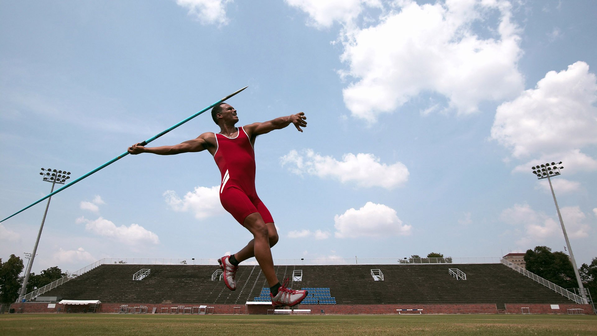 橙色风暴的黄昏，当阿斯顿马丁的银翼轻取红牛，拉塞尔正为F1写下新的秩序